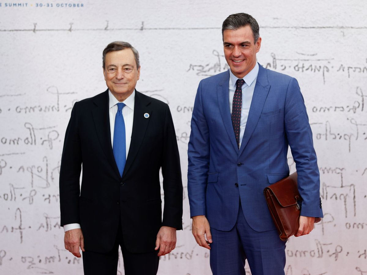 Foto: Mario Draghi y Pedro Sánchez en el G20. (Reuters/Guglielmo Mangiapane)