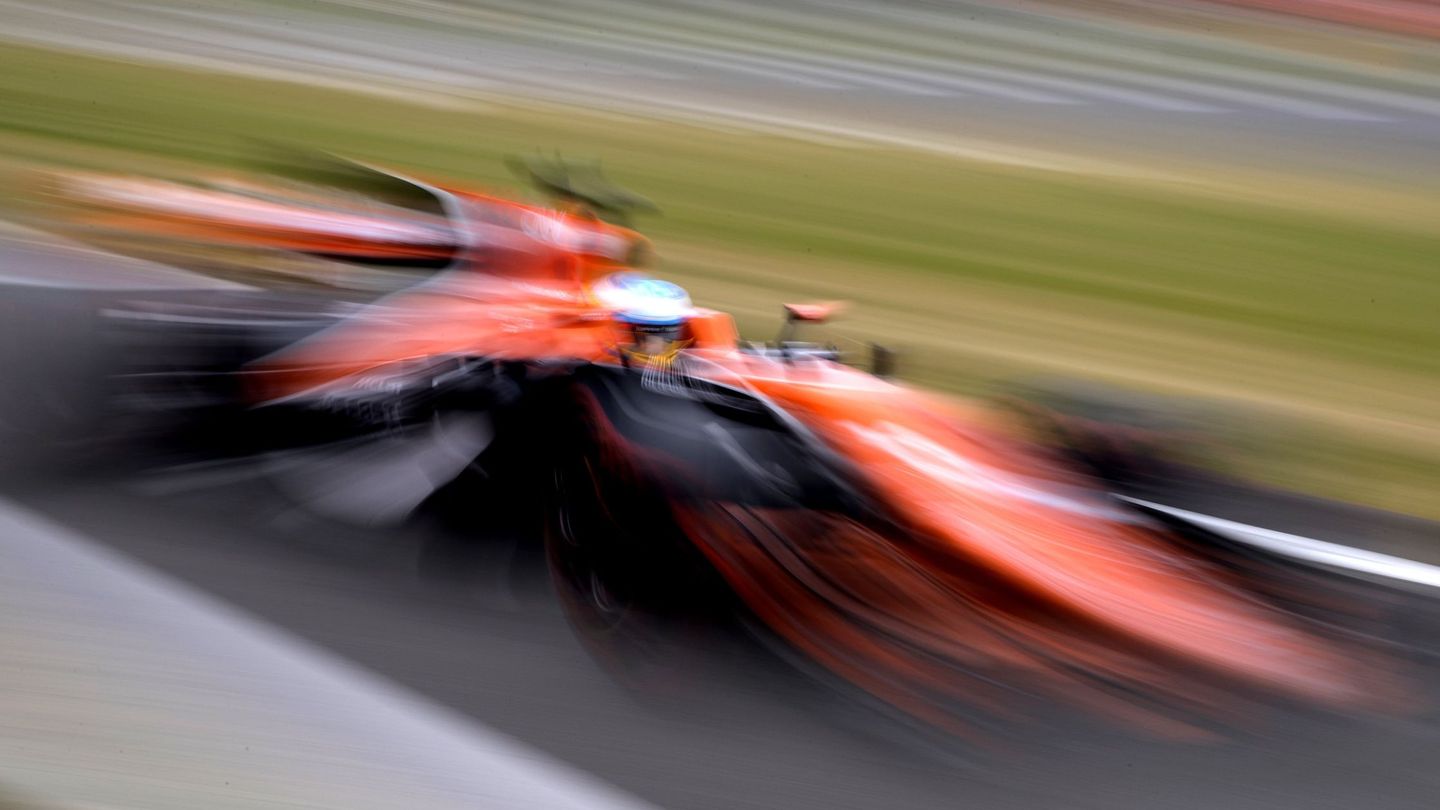 Imagen fugaz del coche de Alonso. (EFE)