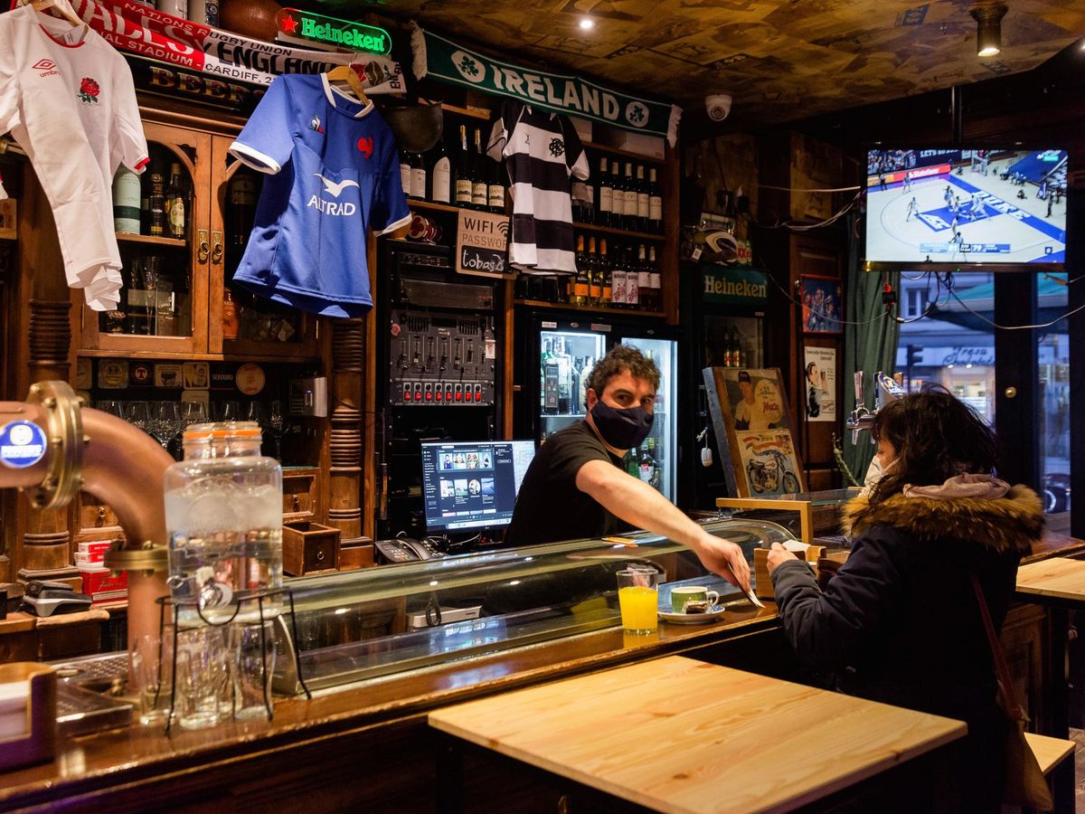 Foto: Interior de un bar de Vitoria. (Jon Rodríguez/EFE)
