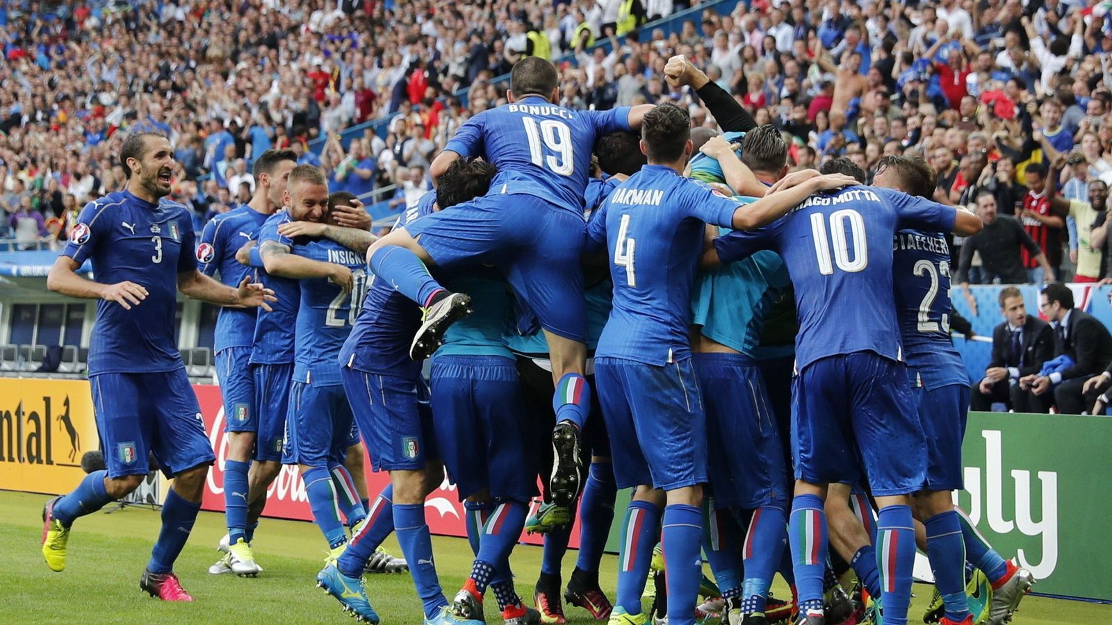 Foto: Jugadores de Italia celebran uno de los goles que dejó en la cuneta a España (EFE)