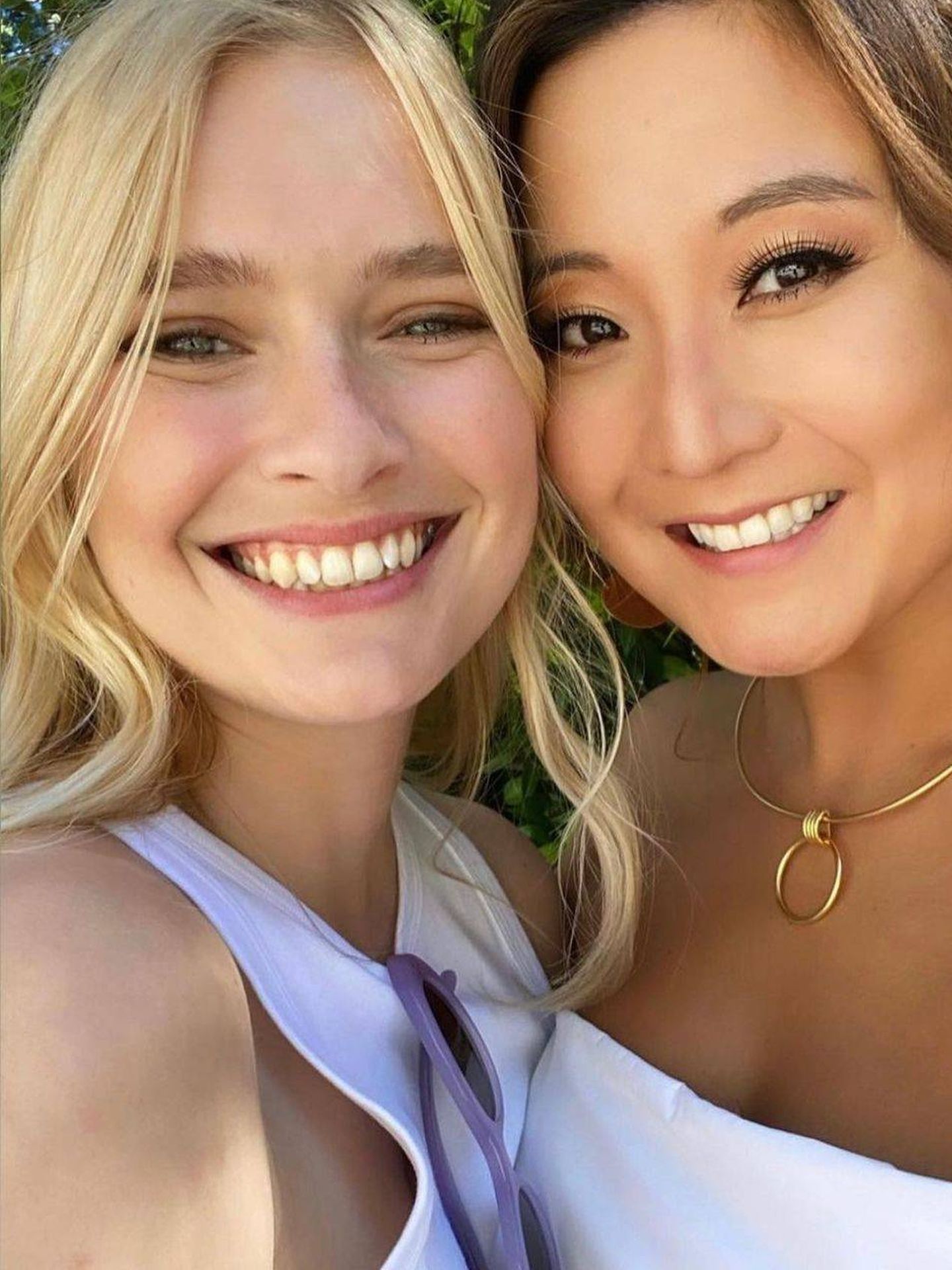 Detalle de las nuevas cejas de Camille Razart y Ashley Park en el rodaje de la segunda temporada de 'Emily in Paris'. (Instagram @ashleyparklady)