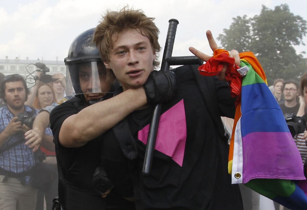 La policía detiene a  un activista gay en San Petersburgo (Reuters)