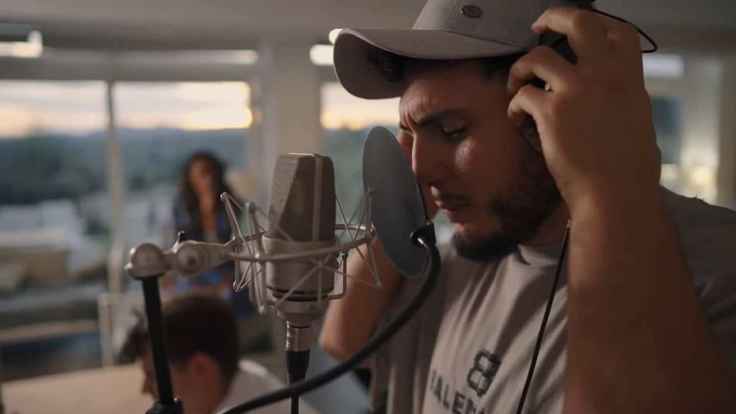 El cantante Omar Montes durante una grabación. (Amazon Prime Video)