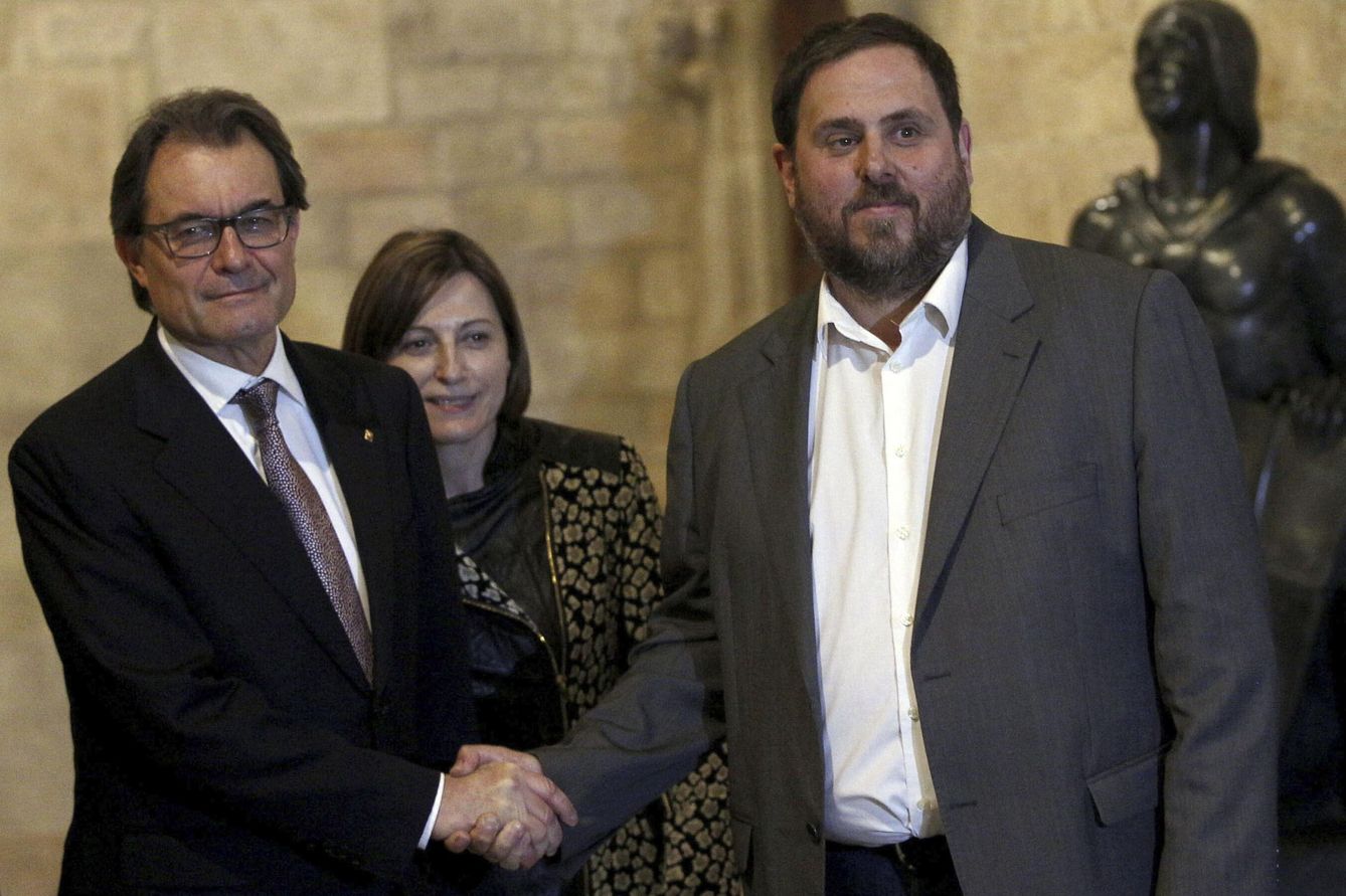 El presidente de la Generalitat, Artur Mas (i), y el lider de ERC, Oriol Junqueras (d), se estrechan la mano ante la presidenta de la Asamblea Nacional Catalana (ANC), Carme Forcadell (detrás), en 2015 EFE/Alejandro García.