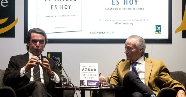Foto: El expresidente del Gobierno José María Aznar (i) presenta en Barcelona su libro junto al exministro Josep Piqué. (EFE)