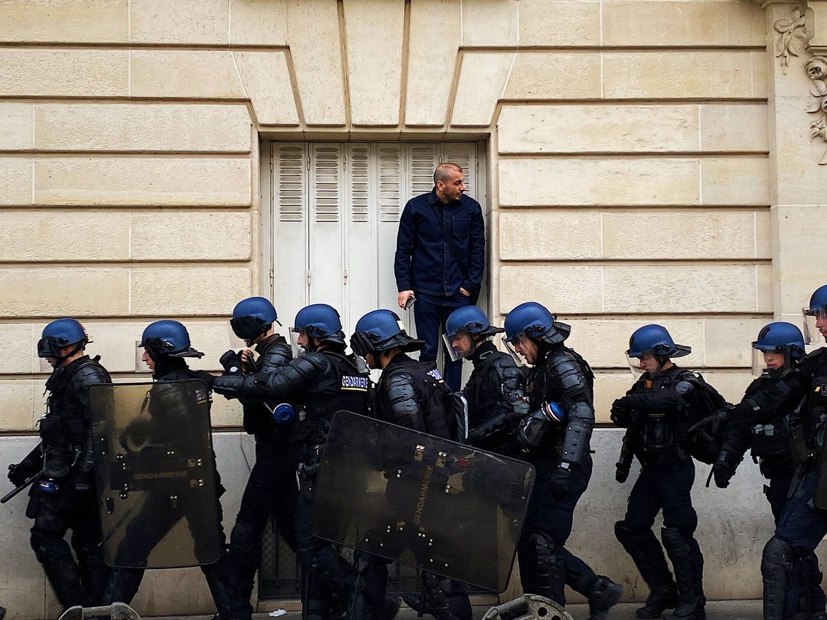 Foto: Un grupo de policías, en las calles de París. (L.F.)