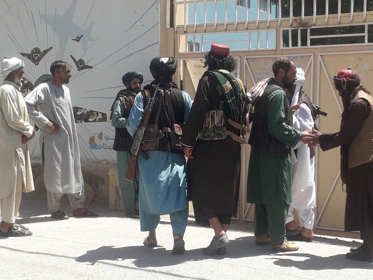 Foto: Militantes talibanes se reúnen tras tomar el control de Herat, Afganistán. (EFE)