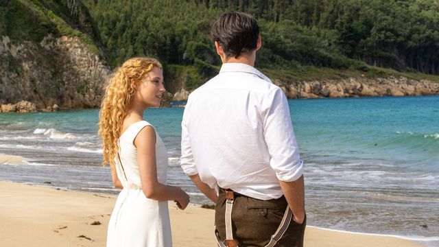 Los protagonistas de 'La Promesa' disfrutando de una romántica escapada. (RTVE)
