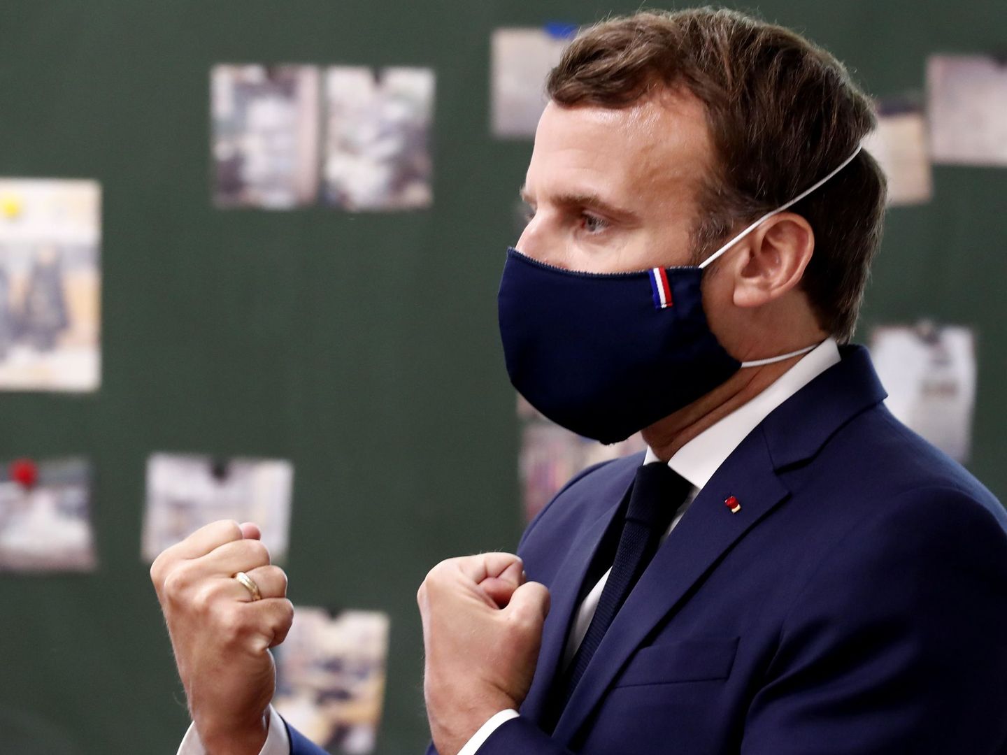 El presidente francés Emmanuel Macron,  con una mascarilla con la bandera. (EFE)