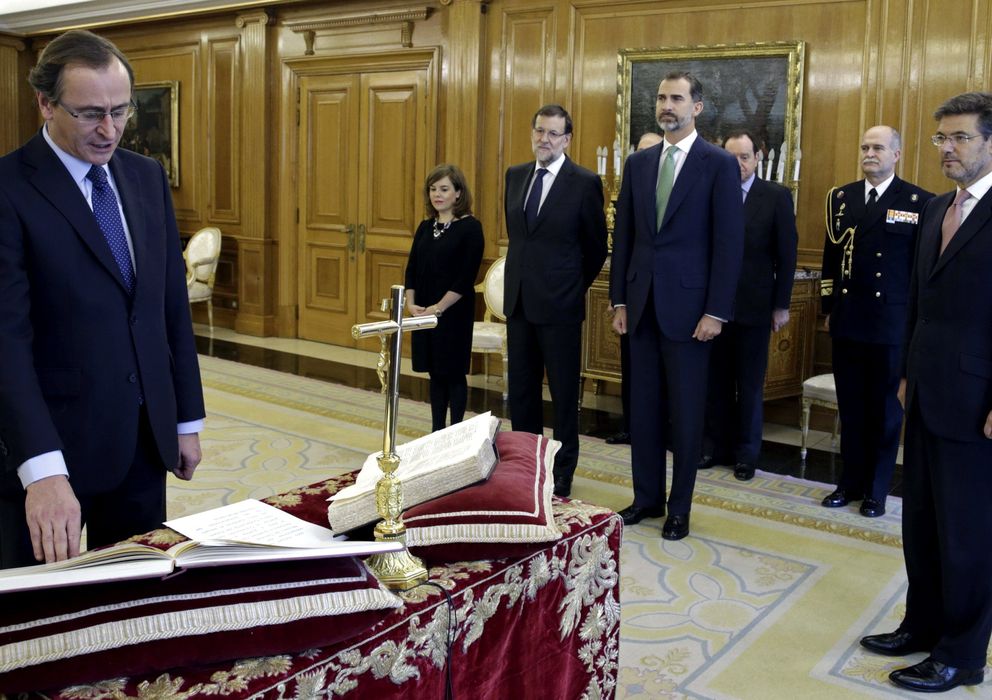 Foto: Alfonso Alonso, nuevo ministro de Sanidad, jura su cargo ante Felipe VI y Mariano Rajoy (Efe)