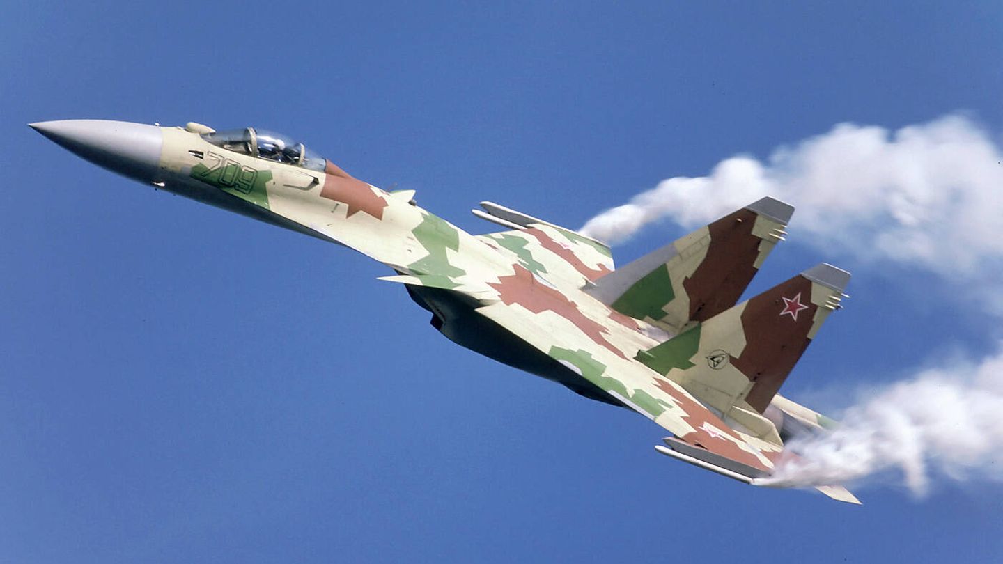 Su-35 durante una demostración en vuelo. (Rob Schleiffert)
