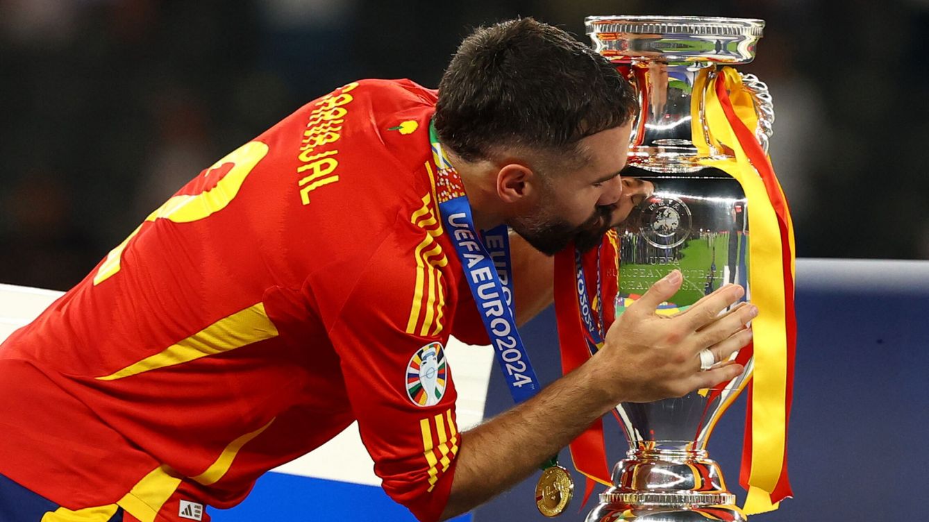 Foto: Dani Carvajal besa el título de campeón de la Eurocopa con España. (Reuters/Kai Pfaffenbach)