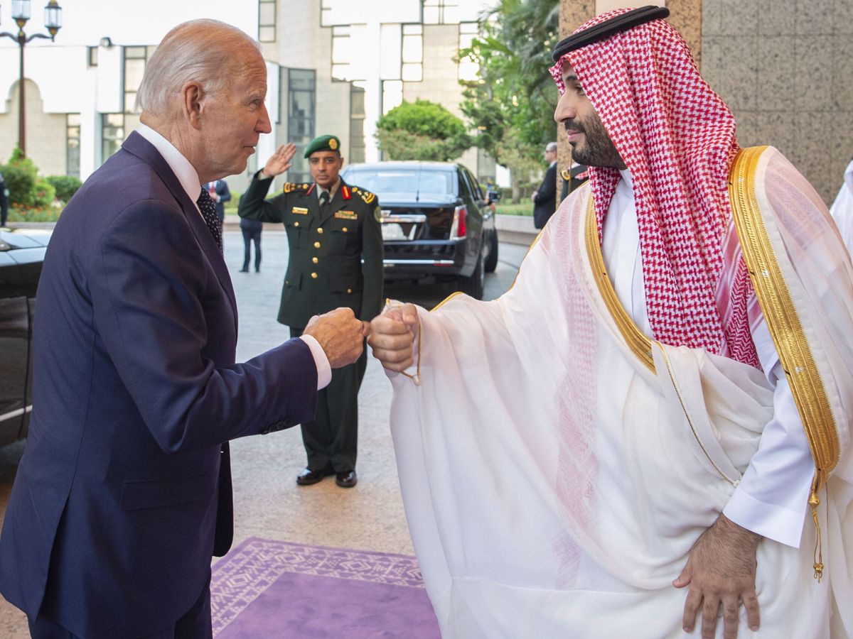 Foto: El príncipe heredero saudí recibe al presidente estadounidense. (EFE/EPA/Bandar Aljaloud)