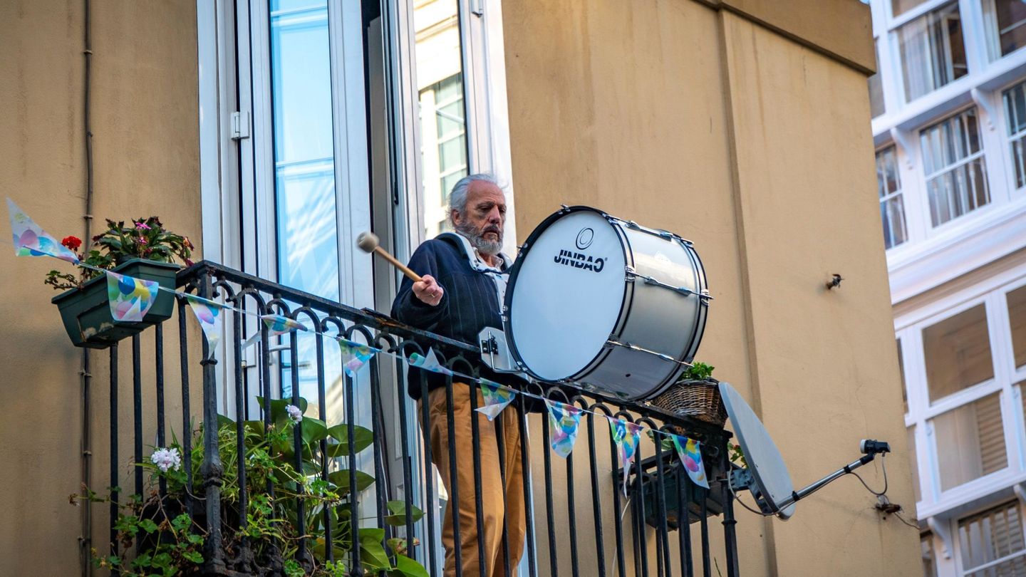 Un hombre toca un tambor desde su balcón en honor a los sanitarios. (EFE)