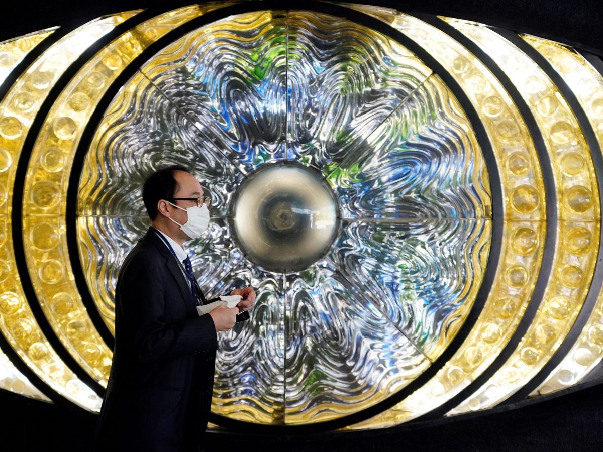 Foto: Un hombre pasa ante la obra de arte 'Eye of Shinjuku' en la estación de Shinjuku en Tokio, Japón (EFE)