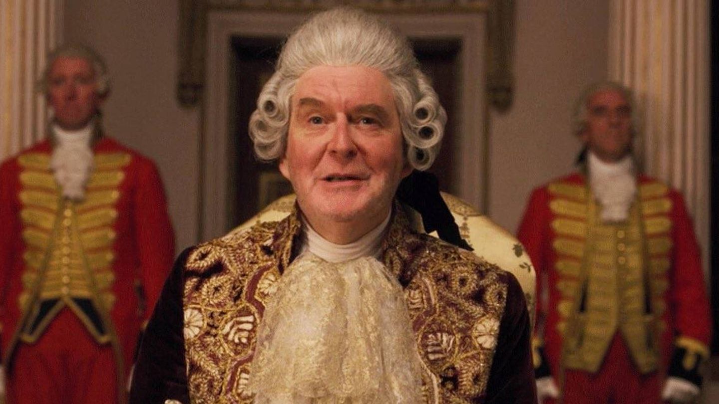 El rey Jorge III, interpretado por James Fleet en la serie 'Bridgerton'. (Netflix)