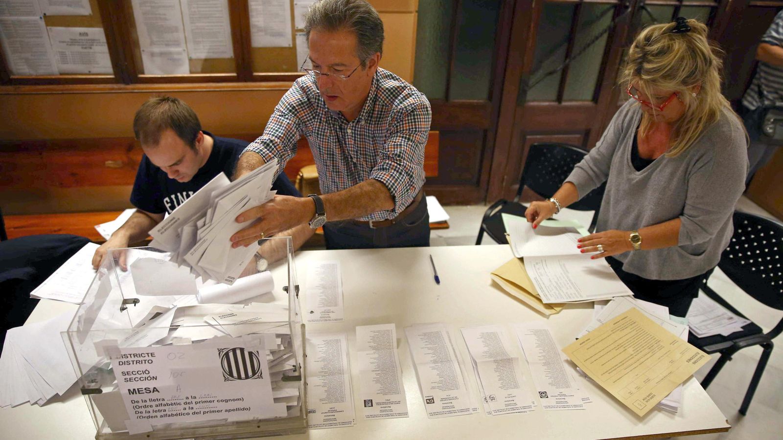 Foto: Recuento de una mesa electoral en Barcelona. (EFE)