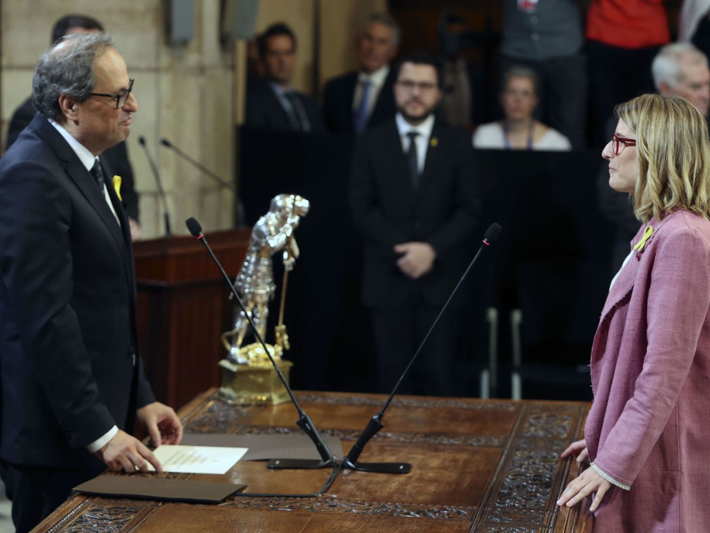 La nueva consellera de Presidencia, Elsa Artadi, promete su cargo ante el presidente de la Generalitat, Quim Torra. (EFE)