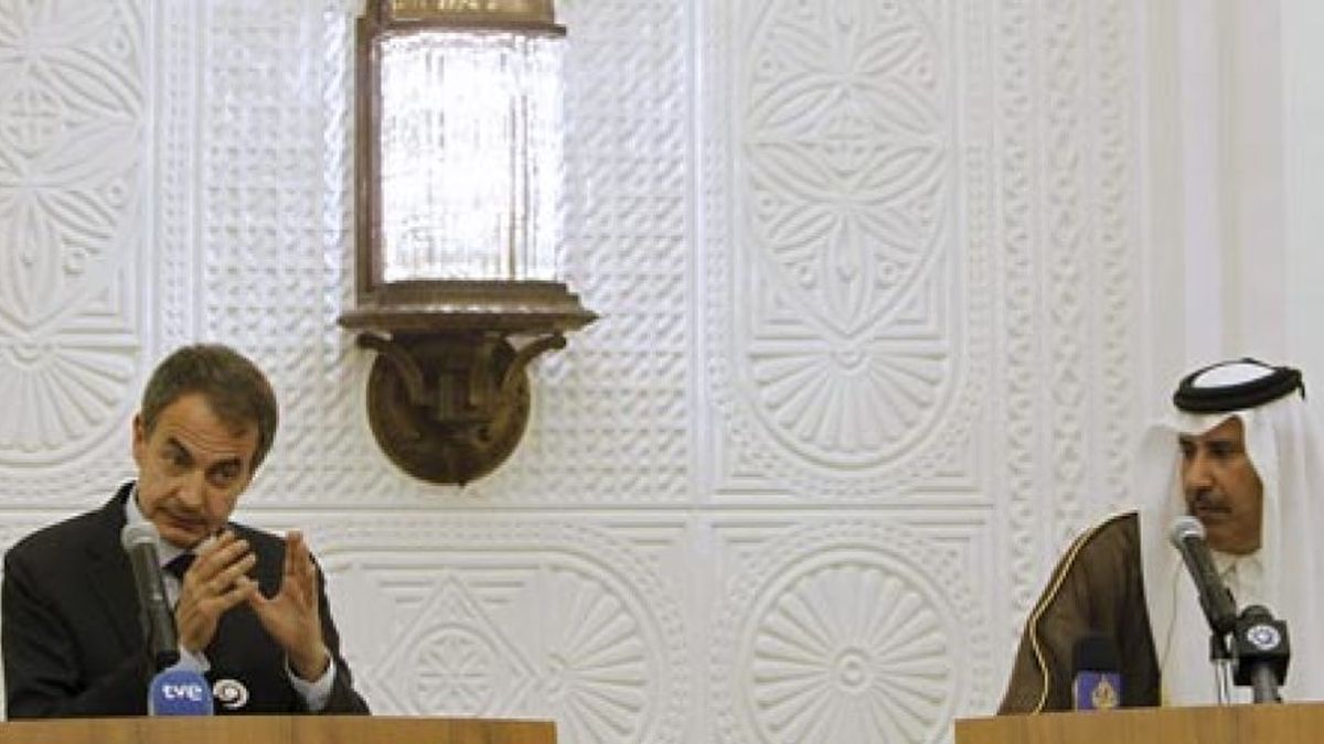 Zapatero persigue la foto en Túnez mientras envía a Moratinos a Cuba