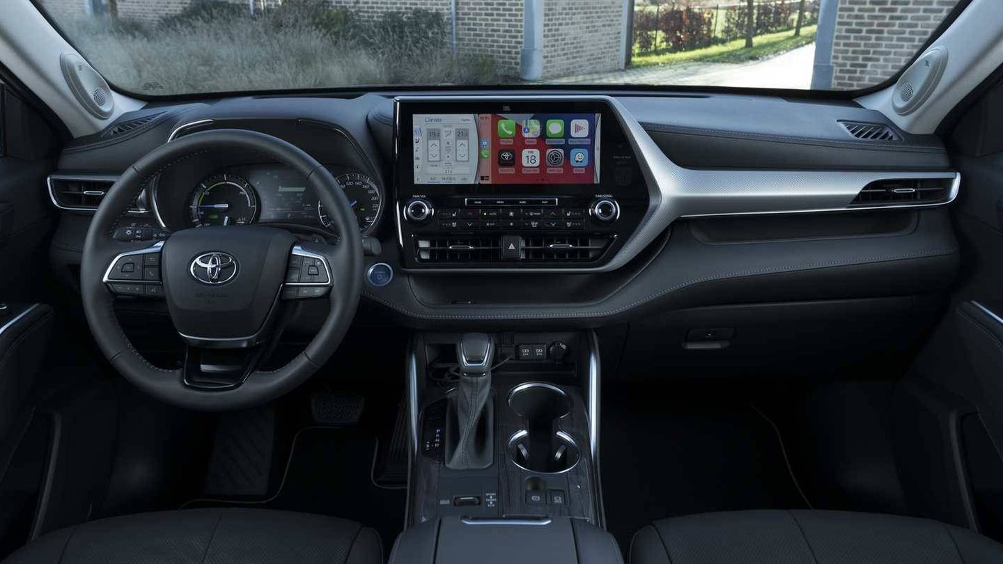 Interior muy completo en esta variante Luxury tope de gama del Toyota Highlander. 