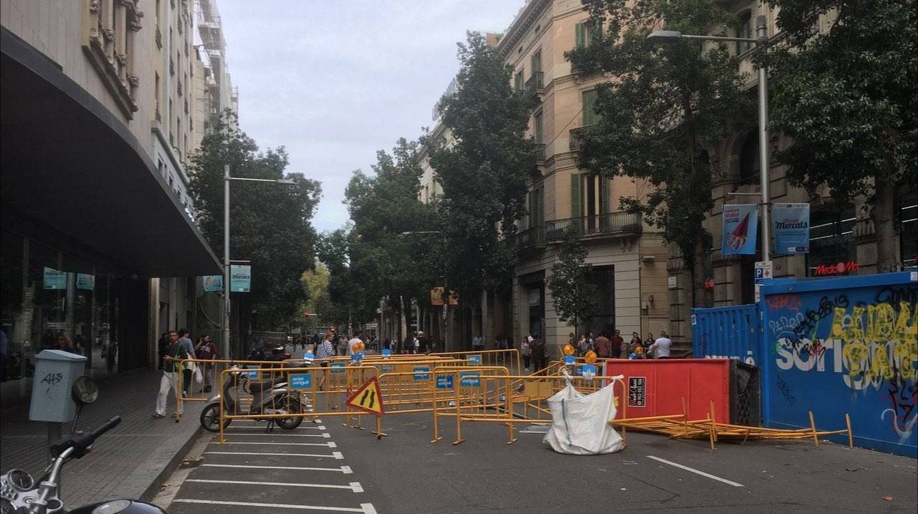 Barricadas en la calle Fontanella, en Barcelona. (Antonio Fernández)