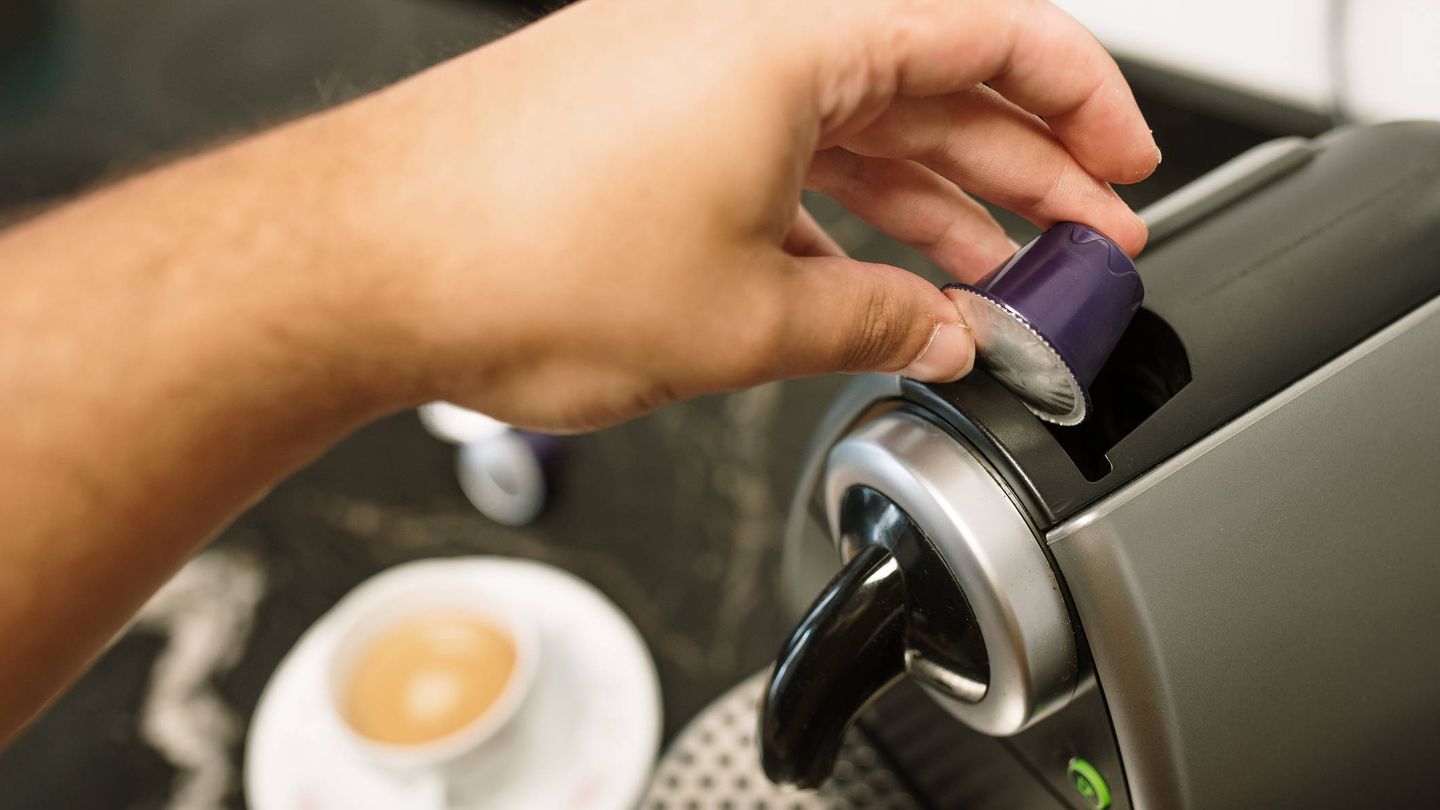 Una persona hace café en una máquina que funciona con cápsulas (iStock)