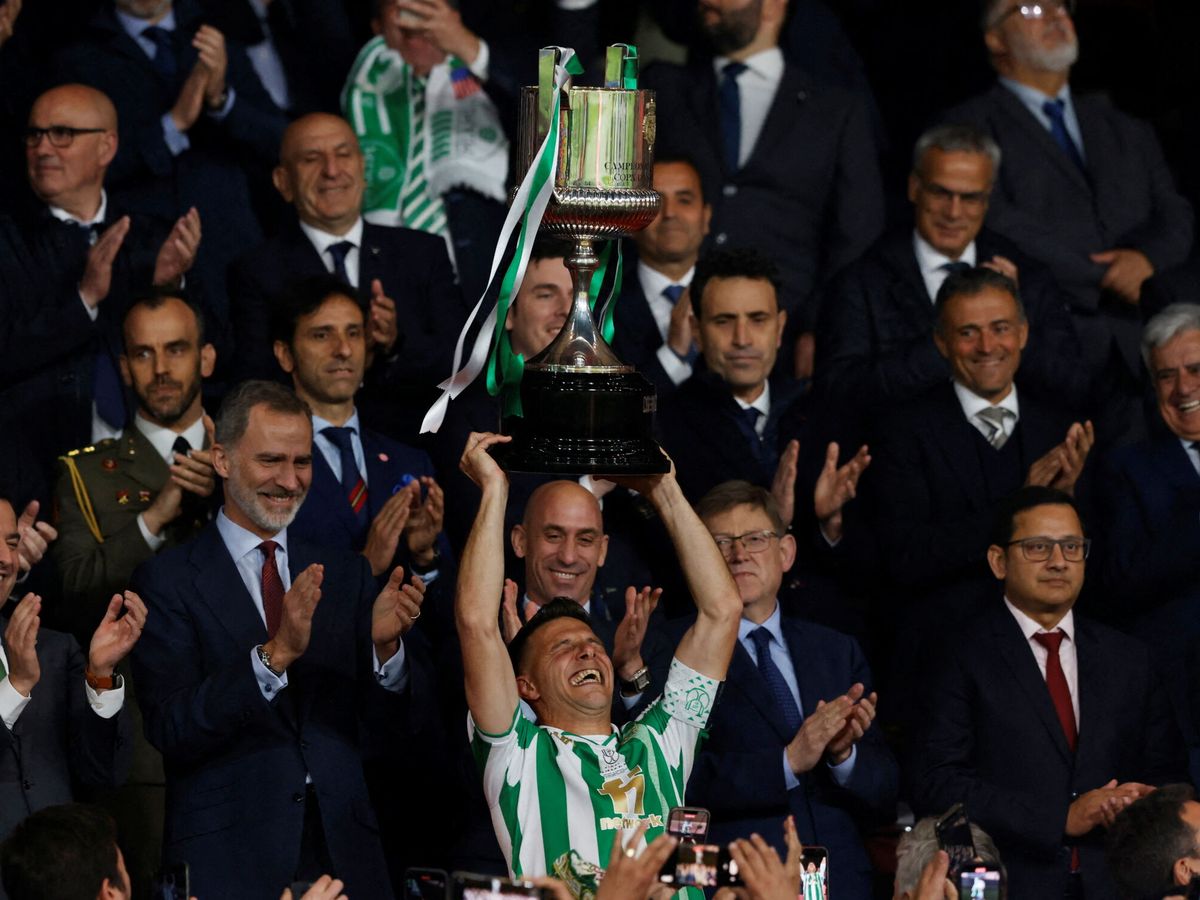 Foto: Joaquín levanta la Copa del Rey que el Betis ganó este abril al Valencia en el Estadio de La Cartuja. (Reuters)