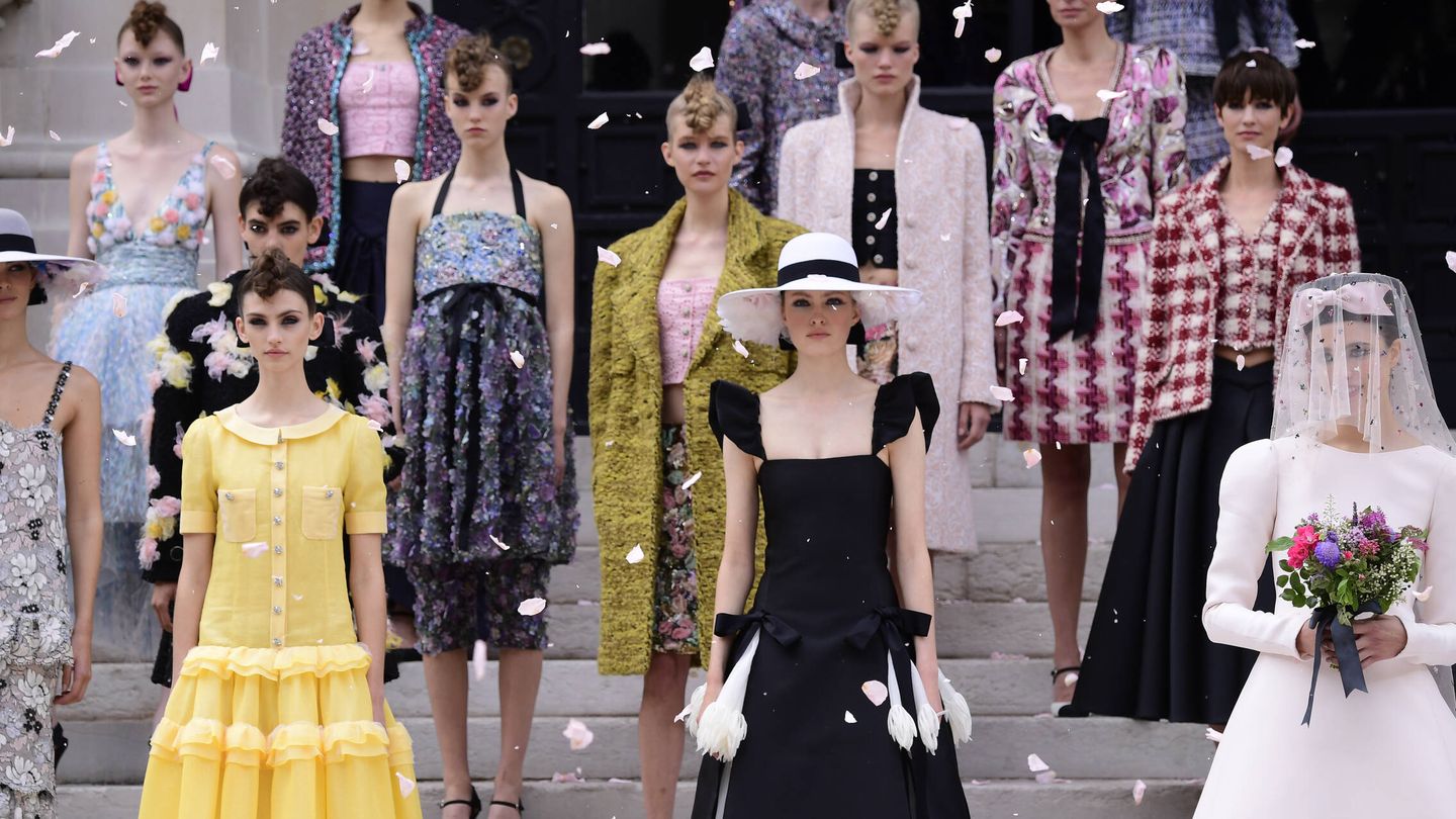 Final del desfile de Chanel en su desfile de la Paris Fashion Week - Haute Couture Fall/Winter 2021/2022. (Getty)