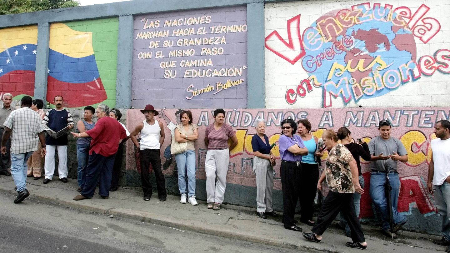 Colas en un colegio electoral en Caracas, el 31 de octubre de 2004. (Reuters)