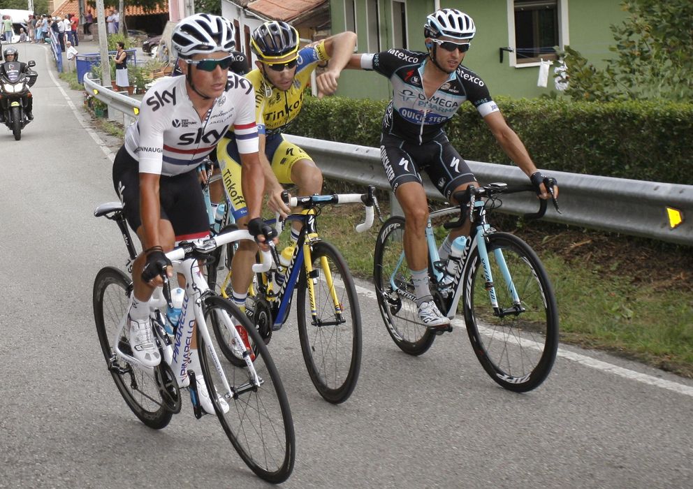 Foto: Rovny y Brambilla fueron expulsados de la Vuelta (EFE)