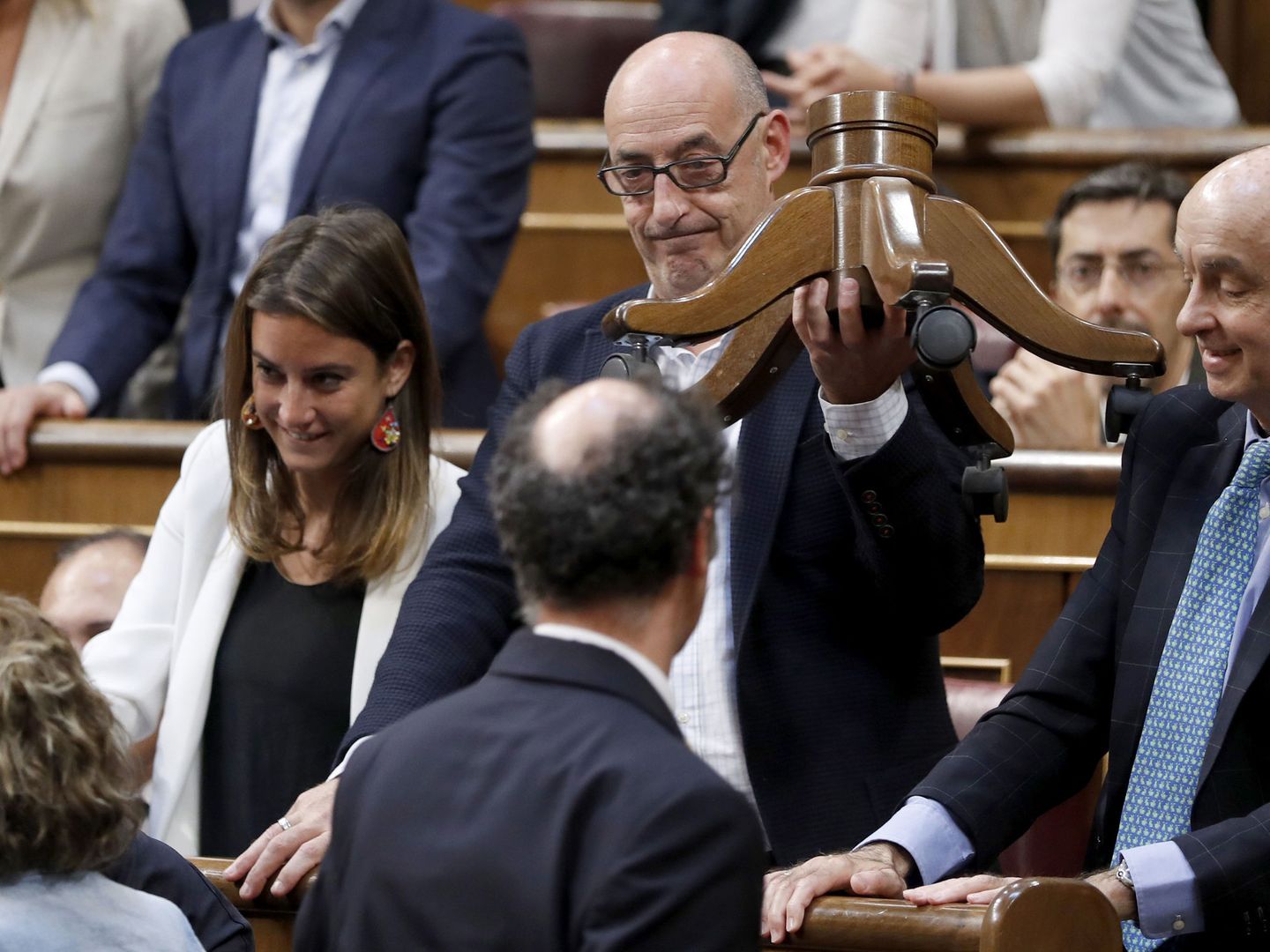 Felisuco muestra una silla rota en el Congreso. (EFE)