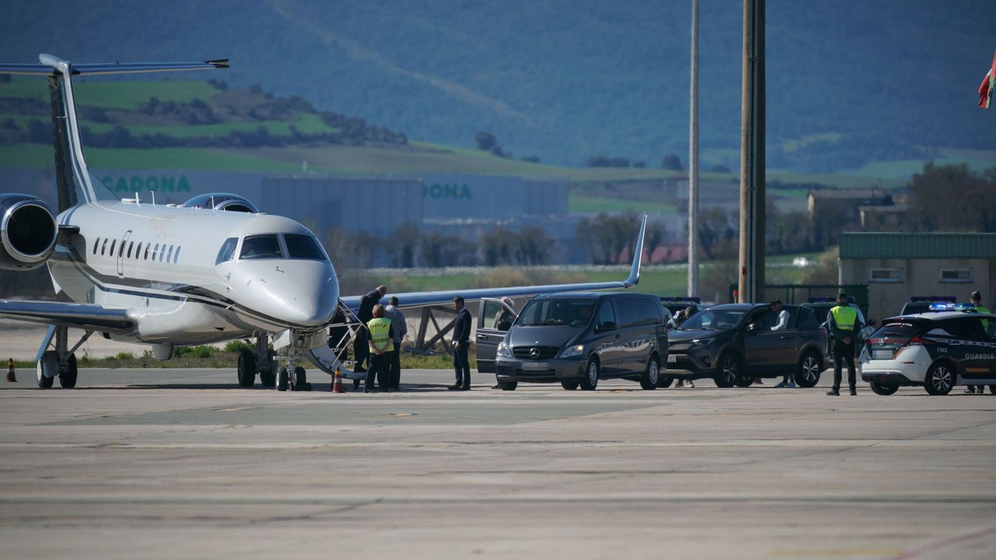 El rey Juan Carlos, aterrizando en Vitoria. (L. Rico)
