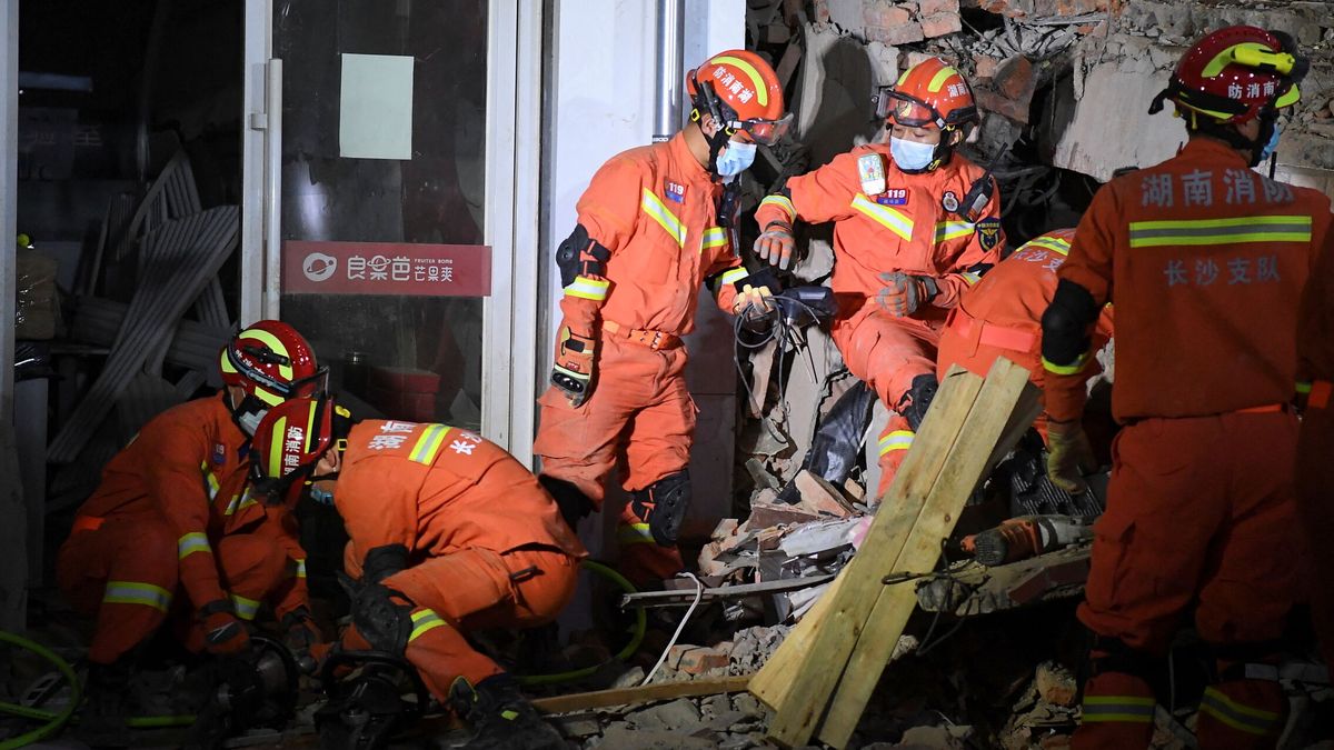 Casi 20 atrapados y 39 desaparecidos tras el colapso de un edificio de ocho pisos en el centro de China