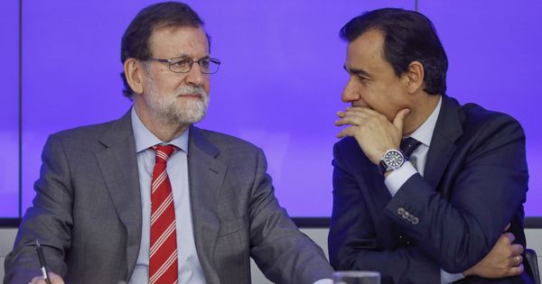 Foto: El jefe del Ejecutivo, Mariano Rajoy (i), y el coordinador general del PP, Fernando Martínez-Maillo. (EFE)