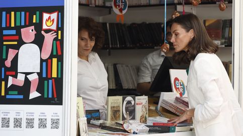 Empieza la Feria del Libro de Madrid: a la reina Letizia le gustan Salman Rushdie y la poesía gallega