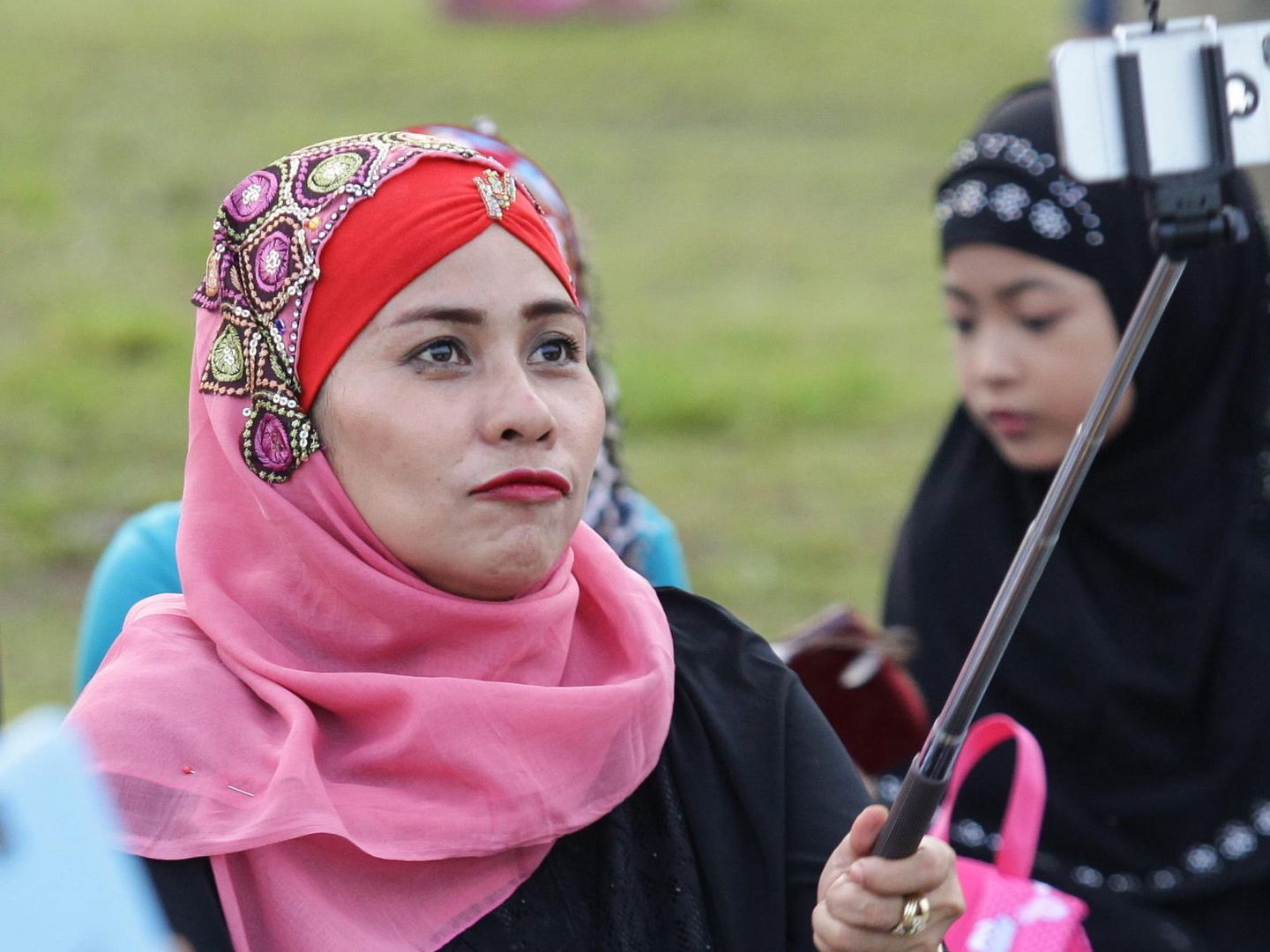 Una mujer musulmana se hace un selfie (EFE/MARK R. CRISTINO)