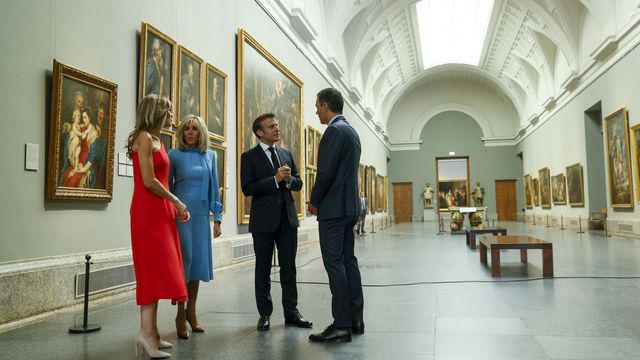 Pedro Sánchez, Emmanuel Macron, Begoña Gómez y Brigitte Macron, en el Museo del Prado. (EFE/Ballesteros)