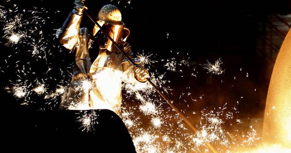 Foto: Un trabajador, en una factoría de acero en Alemania. (Reuters)