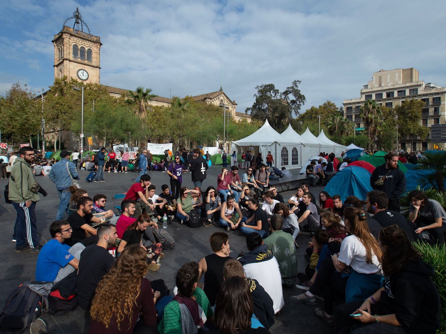 Jóvenes, la mayoría universitarios acampados en casi un centenar de tiendas de campaña instaladas en la plaza de la Universitat en Barcelona. (EFE)