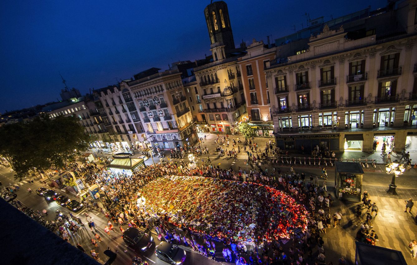 Manifestación en las calles de Barcelona para condenar los atentados del 17-A. (EFE)