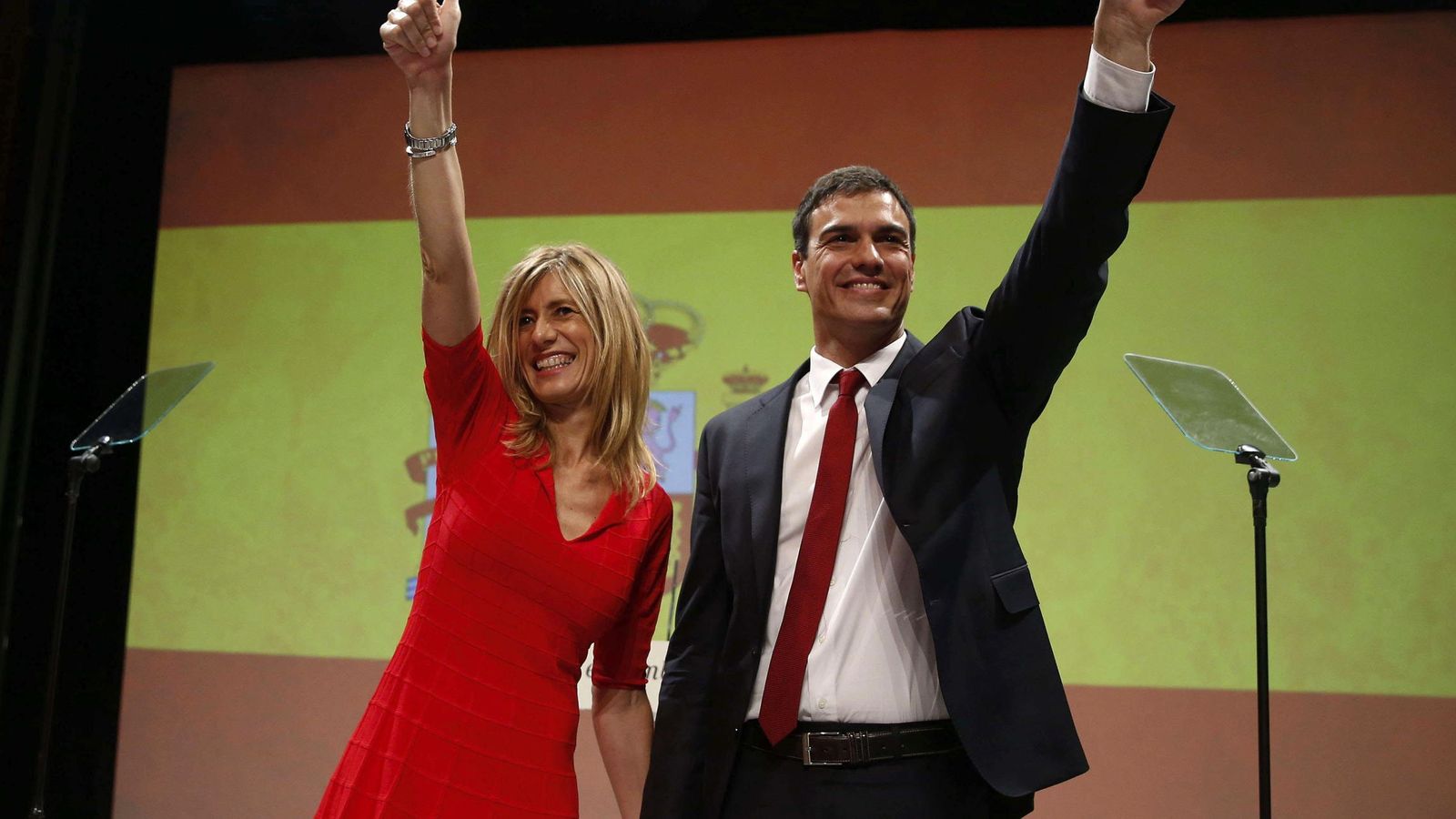 Foto: El secretario general del PSOE, Pedro Sánchez, acompañado de su mujer, Begoña Gómez, tras su proclamación como candidato. (EFE)