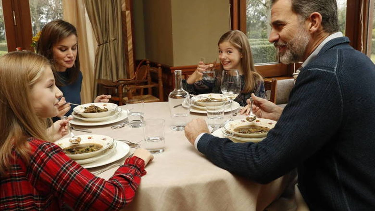Los Reyes y sus hijas comiendo en su casa. (Casa Real)