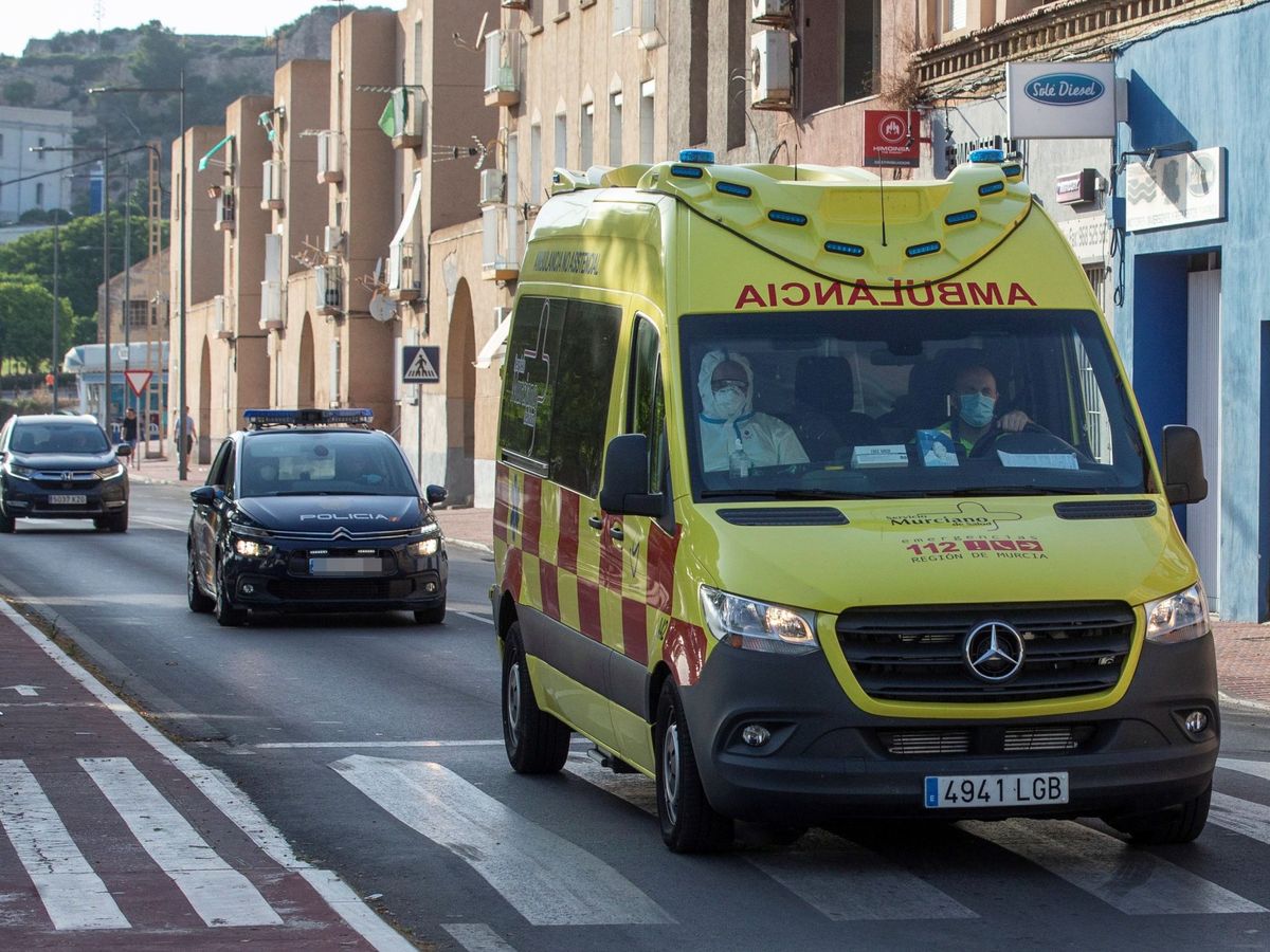 Foto: foto de archivo de una ambulancia en Murcia. 