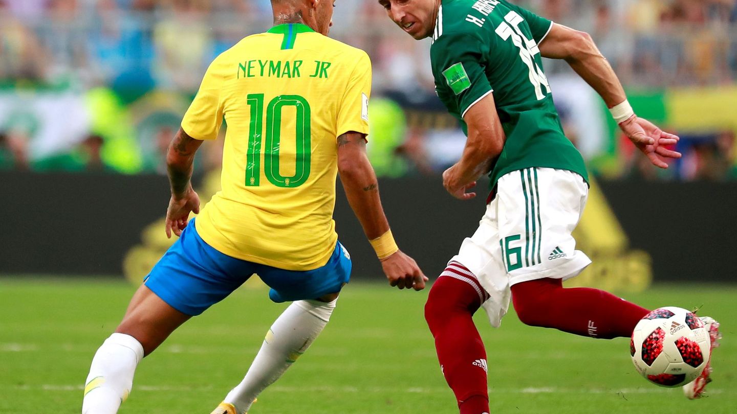 Herrera robando un balón a Neymar. (EFE)