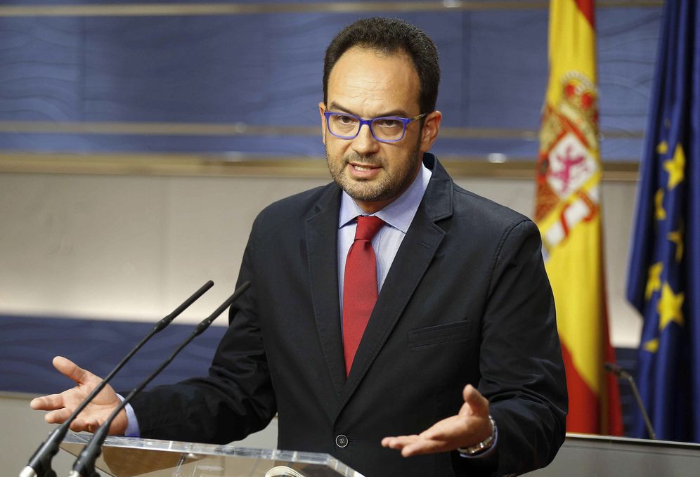 Foto: Antonio Hernando, durante su rueda de prensa en el Congreso posterior a la comparecencia de Mariano Rajoy en La Moncloa. (EFE)