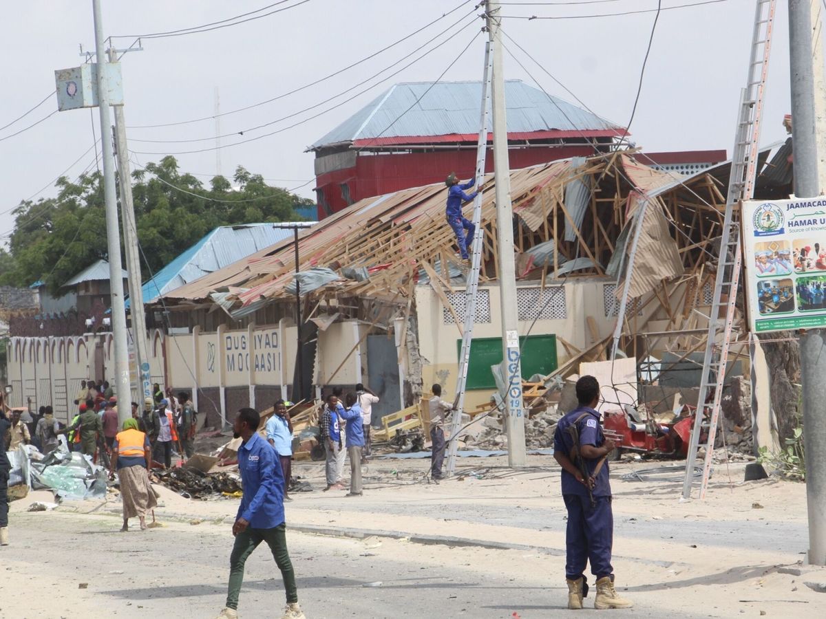 Foto: Lugar de la explosión del coche bomba en Mogadiscio. (EFE/ Yusuf Warsame)