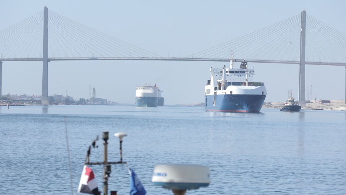 Un golpe entre un buque y un petrolero pone en jaque al comercio y cierra el canal de Suez