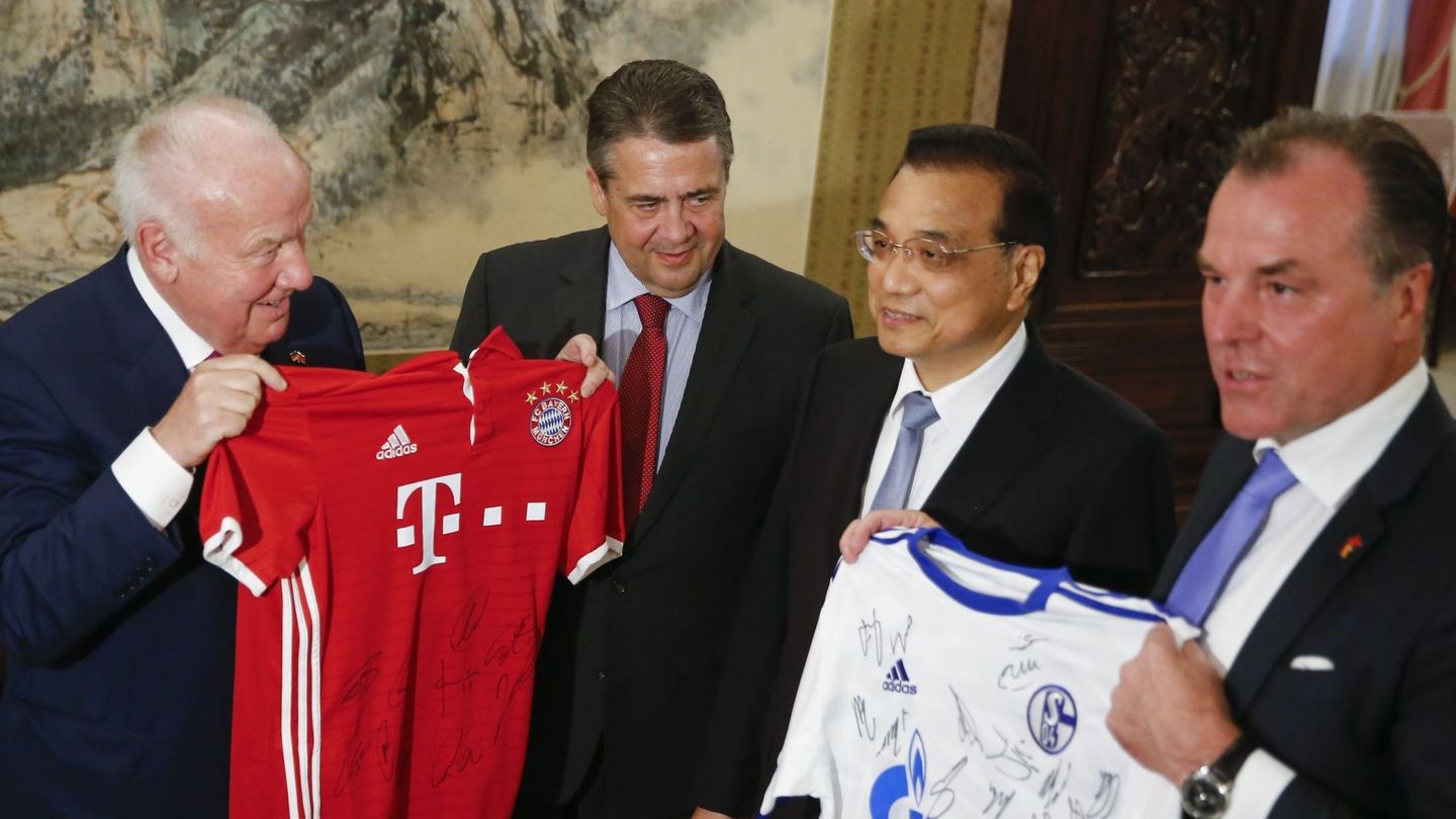 Las camisetas del Bayern y del Schalke 04 en una visita del ministro de Exteriores alemán a Pekín. (EFE)