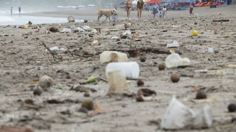 Playa contaminada en Bali y continúan las labores de rescate en el Saratoga: el día en fotos