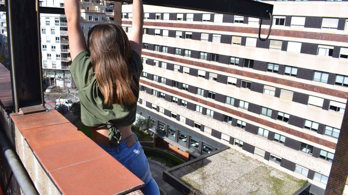 Los Mossos rescatan a una chica que se subió a una cornisa para hacerse una foto